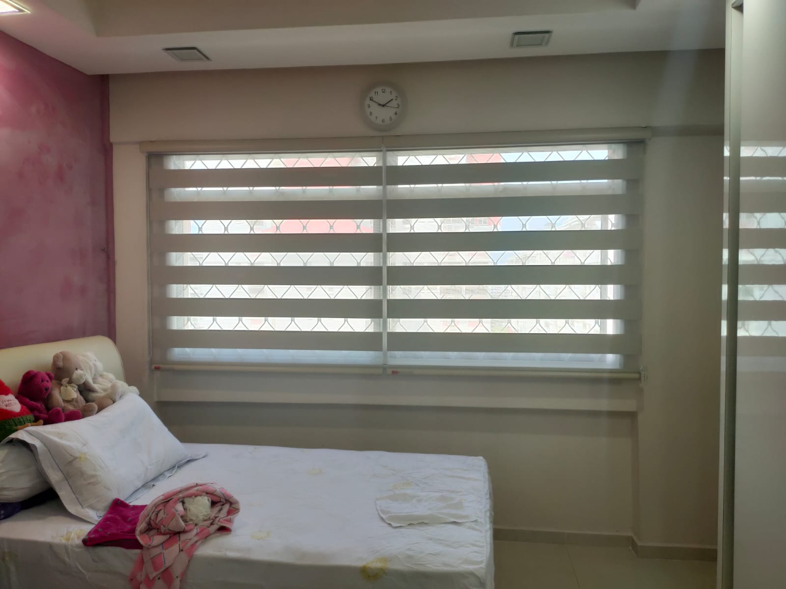 This is a Picture of Blackout korean Combi Blinds at Singapore HDB 526 Pasir Ris Street 52